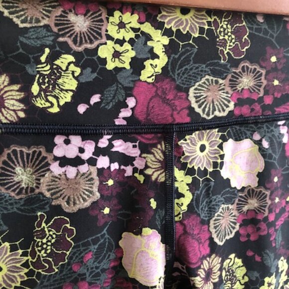 Lululemon Wunder Under Crop (Hi-Rise) Leggings 21" in Colour Fluorolace Multi, 6 - Picture 4 of 11